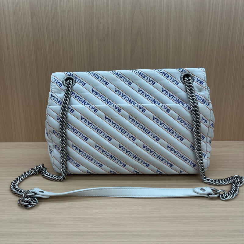 巴黎世家Balenciaga 巴黎世家 白色 限量款徽章鏈條包 單肩包 斜挎包獨特個性 隨性酷感拉滿 尺寸27*8*16cm -1