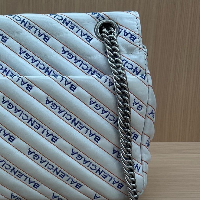 巴黎世家Balenciaga 巴黎世家 白色 限量款徽章鏈條包 單肩包 斜挎包獨特個性 隨性酷感拉滿 尺寸27*8*16cm -2