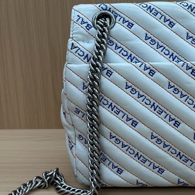 巴黎世家Balenciaga 巴黎世家 白色 限量款徽章鏈條包 單肩包 斜挎包獨特個性 隨性酷感拉滿 尺寸27*8*16cm -3