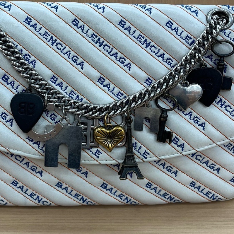 巴黎世家Balenciaga 巴黎世家 白色 限量款徽章鏈條包 單肩包 斜挎包獨特個性 隨性酷感拉滿 尺寸27*8*16cm -4