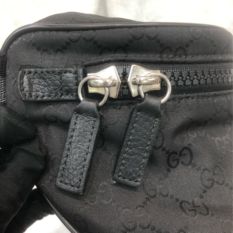 Gucci 黑色暗花布面 斜孭 胸包 XC571-8