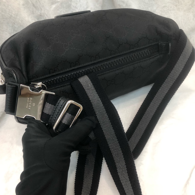 Gucci 黑色暗花布面 斜孭 胸包 XC571-9