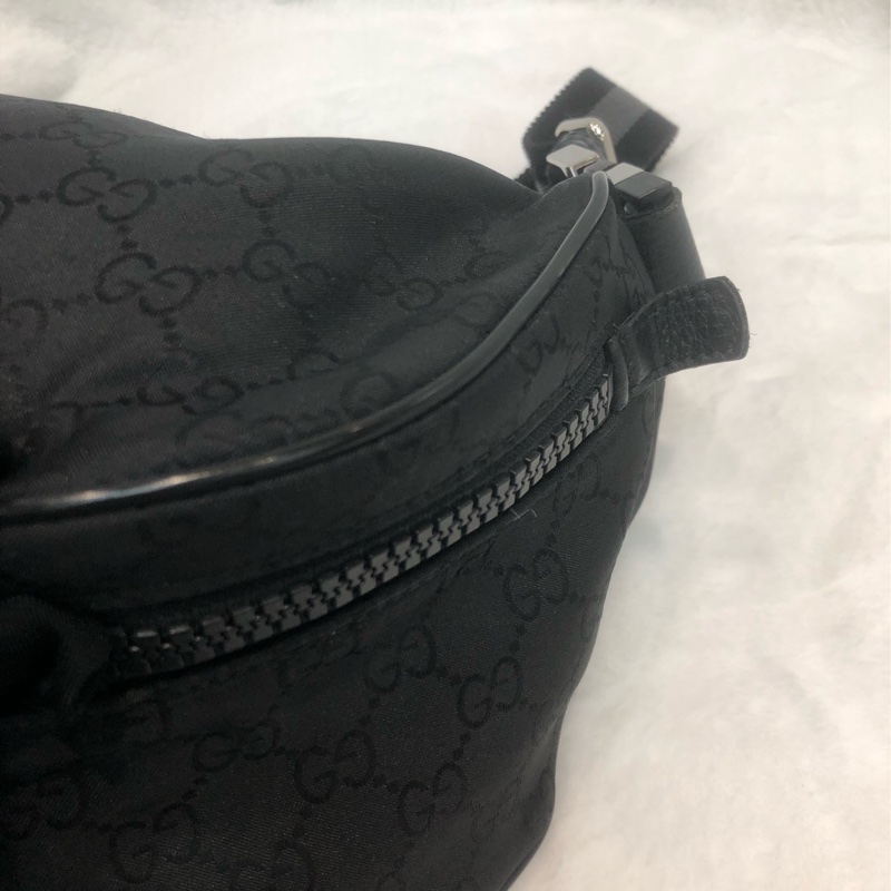 Gucci 黑色暗花布面 斜孭 胸包 XC571-13