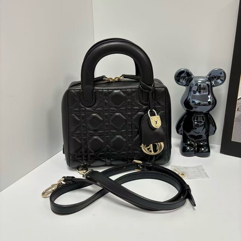 🆕 99新 Dior迪奧Lily限定款戴妃包小盒子黑金單肩包側背包手提包 附件：肩帶 鑰匙 鎖頭 。