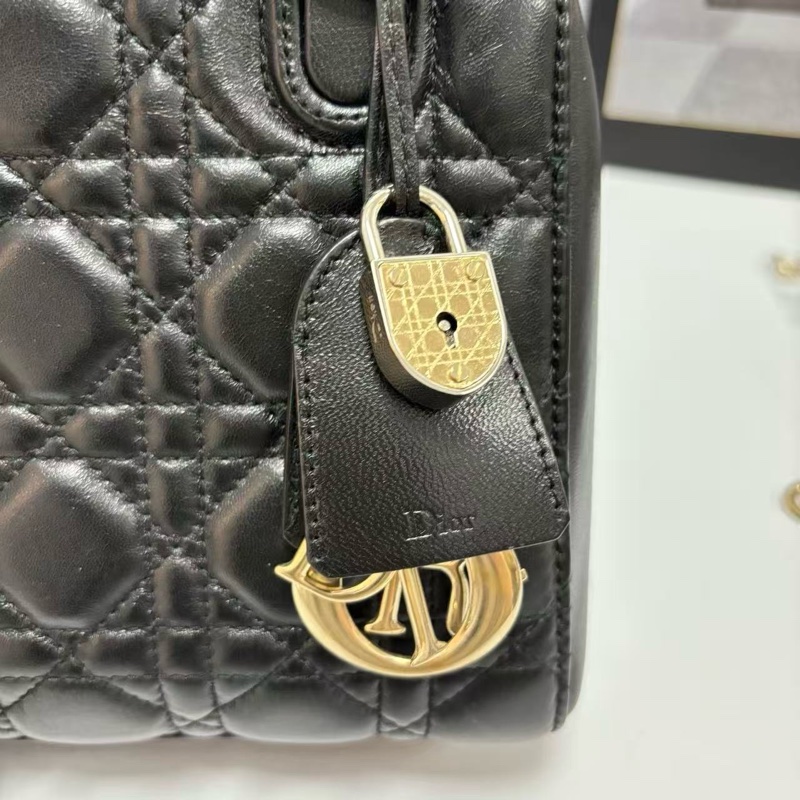 🆕 99新 Dior迪奧Lily限定款戴妃包小盒子黑金單肩包側背包手提包 附件:肩帶 鑰匙 鎖頭 。-8