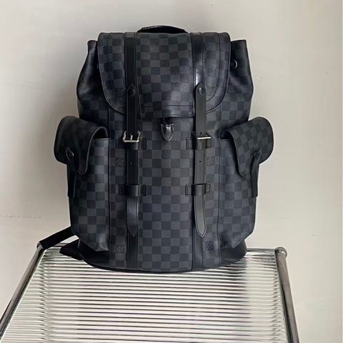 🔥新到： LV/路易威登 Christopher 黑武士黑色棋盤格雙肩包，容量大好可以裝適合日常通勤，尺寸：43*33*12cm