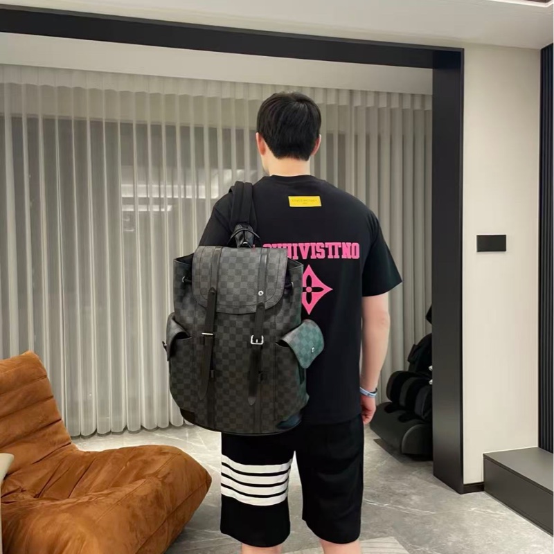 🔥新到: LV/路易威登 Christopher 黑武士黑色棋盤格雙肩包,容量大好可以裝適合日常通勤,尺寸:43*33*12cm-6