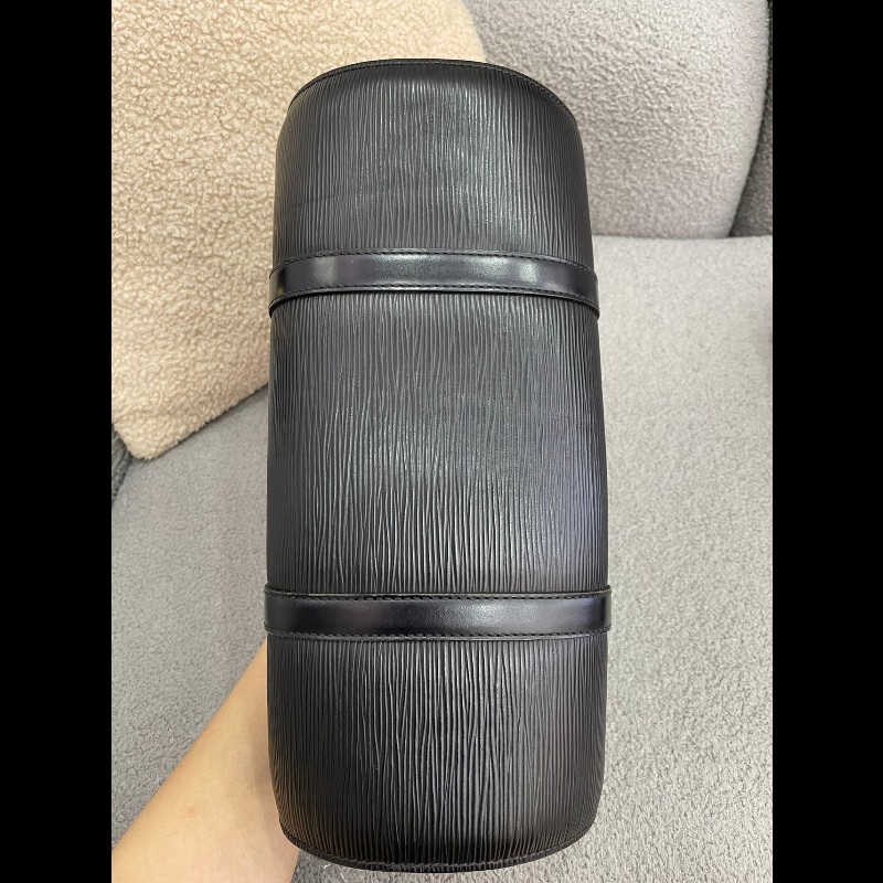 LV 水波纹圓桶包 黑-6