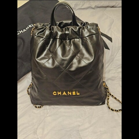 挑戰全網超低價！Chanel 香奈兒黑金小牛皮後背包晶片款/ 22 bag(未使用) 全新 22系列 爆款 經典菱格束口袋 GD款 肩背包 AS3313