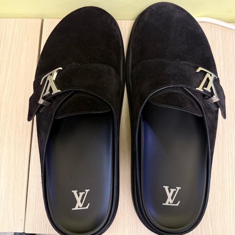 LV 經典金屬大 Logo 黑色麂皮穆勒鞋/休閒拖鞋(附原廠鞋盒/緞帶)-0