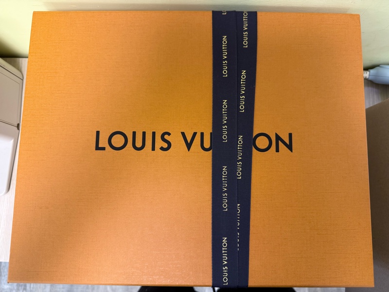LV 經典金屬大 Logo 黑色麂皮穆勒鞋/休閒拖鞋(附原廠鞋盒/緞帶)-4