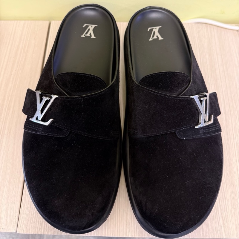 LV 經典金屬大 Logo 黑色麂皮穆勒鞋/休閒拖鞋(附原廠鞋盒/緞帶)-5