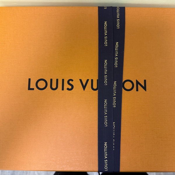 LV 經典金屬大 Logo 黑色麂皮穆勒鞋/休閒拖鞋(附原廠鞋盒/緞帶)-10