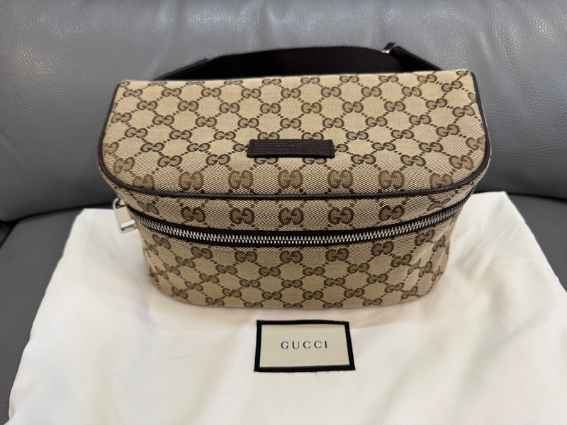 九成新以上 GUCCI 古馳 滿版GG印花LOGO帆布拉鍊胸掛銀扣腰包(咖啡)-1