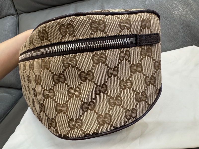 九成新以上 GUCCI 古馳 滿版GG印花LOGO帆布拉鍊胸掛銀扣腰包(咖啡)-8