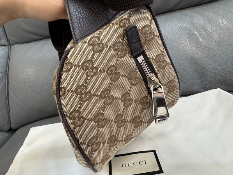 九成新以上 GUCCI 古馳 滿版GG印花LOGO帆布拉鍊胸掛銀扣腰包(咖啡)-9