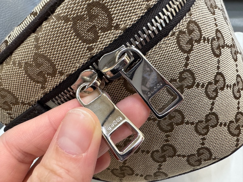 九成新以上 GUCCI 古馳 滿版GG印花LOGO帆布拉鍊胸掛銀扣腰包(咖啡)-12