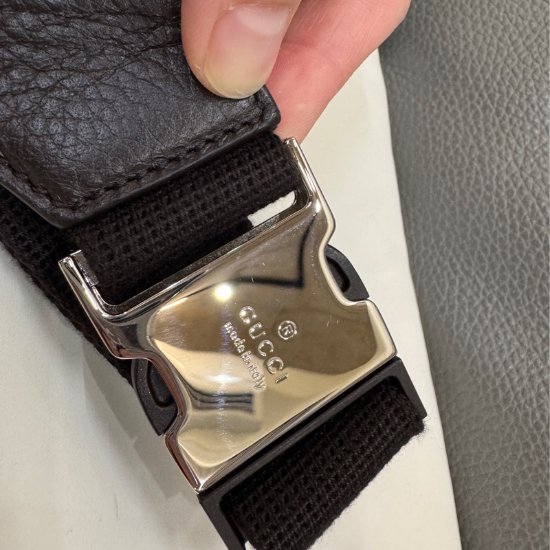 九成新以上 GUCCI 古馳 滿版GG印花LOGO帆布拉鍊胸掛銀扣腰包(咖啡)-13