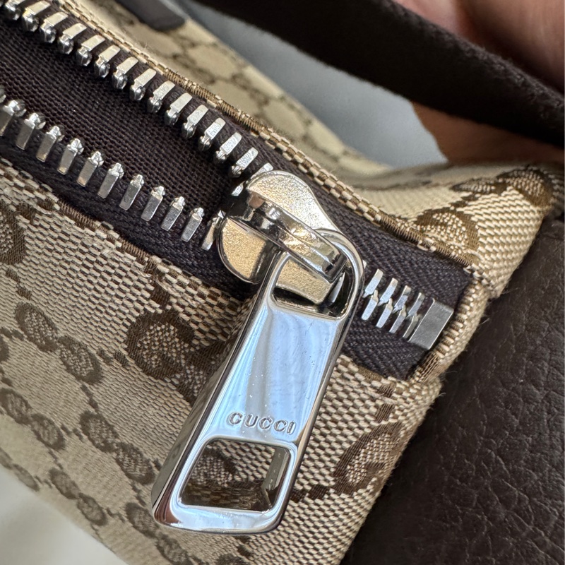 九成新以上 GUCCI 古馳 滿版GG印花LOGO帆布拉鍊胸掛銀扣腰包(咖啡)-14