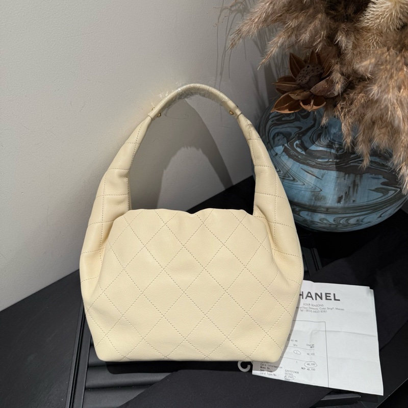 💛全新 Chanel/香奈兒26c淡米色牛皮抽繩hobo腋下包單肩包附件:塵袋 購票-1