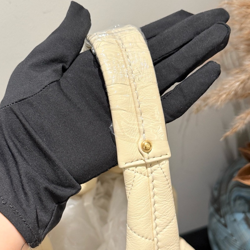 💛全新 Chanel/香奈兒26c淡米色牛皮抽繩hobo腋下包單肩包附件:塵袋 購票-7