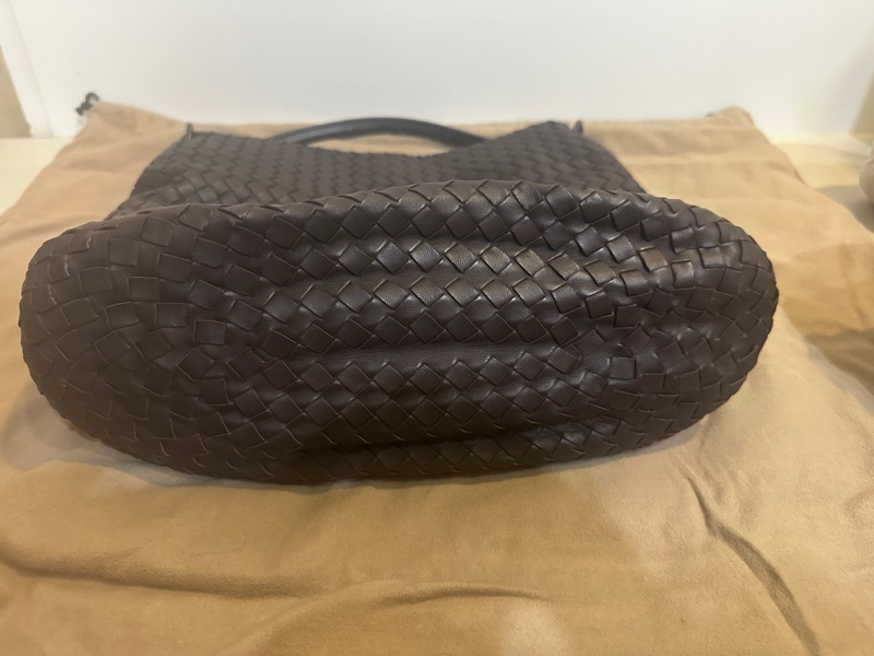 BOTTEGA VENETA 真皮肩背包|全新未使用|深棕色經典款|附完整配件✨-4