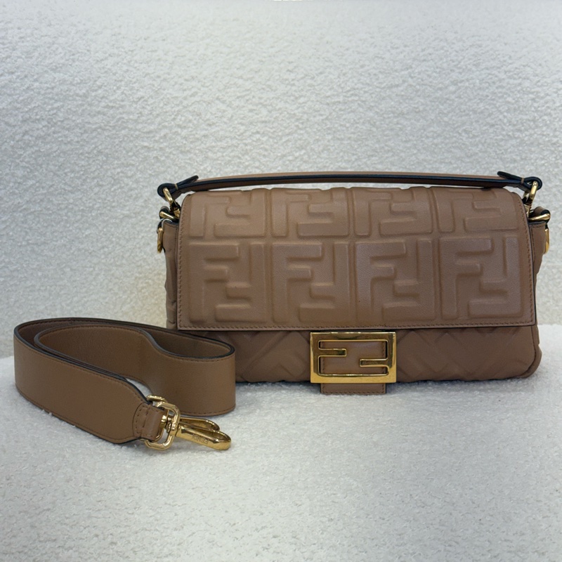 Fendi Baguette 經典壓紋奶茶色法棍包-0