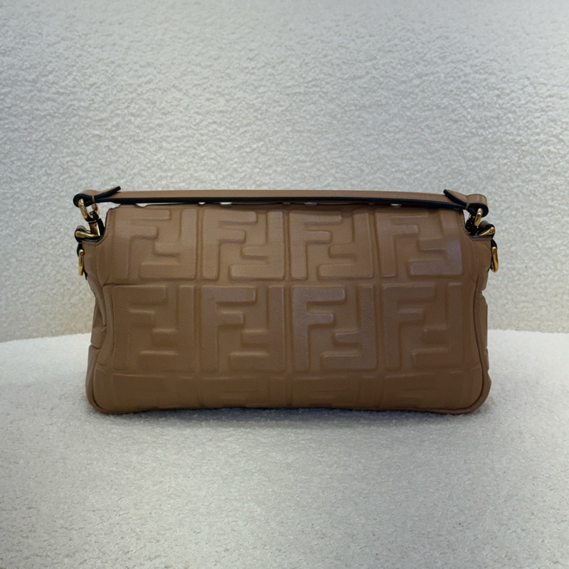 Fendi Baguette 經典壓紋奶茶色法棍包-1