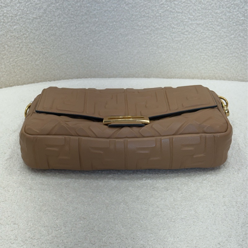 Fendi Baguette 經典壓紋奶茶色法棍包-2