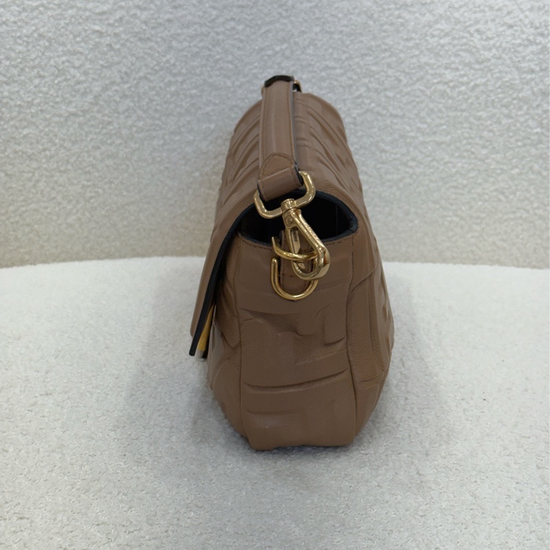 Fendi Baguette 經典壓紋奶茶色法棍包-3