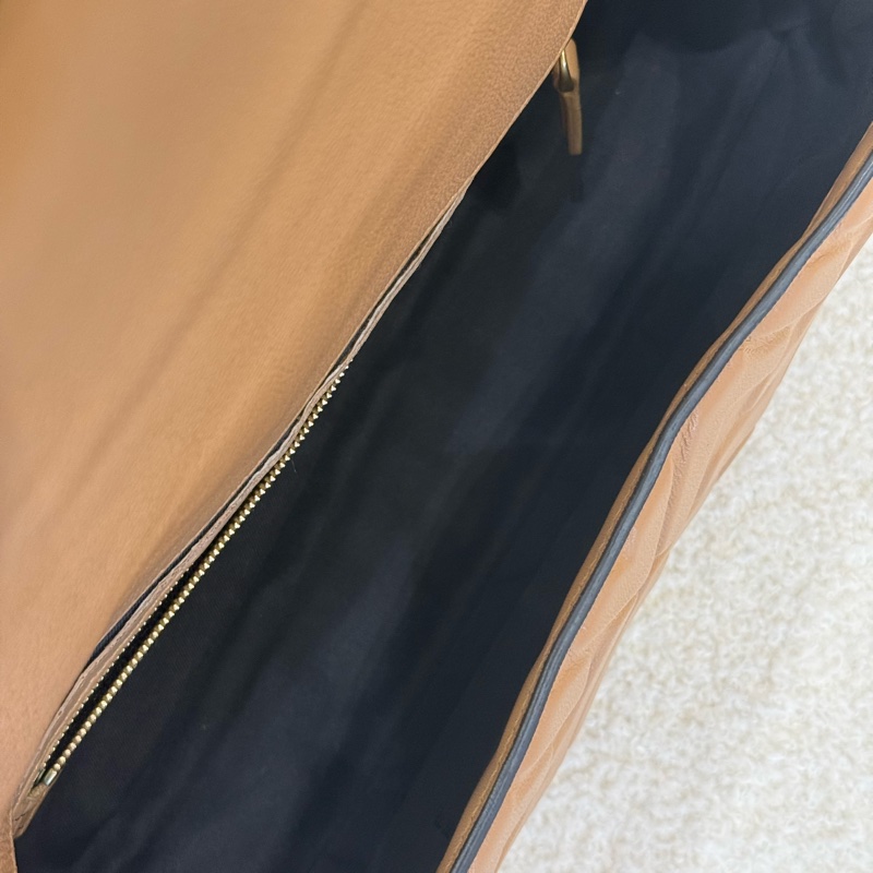 Fendi Baguette 經典壓紋奶茶色法棍包-4