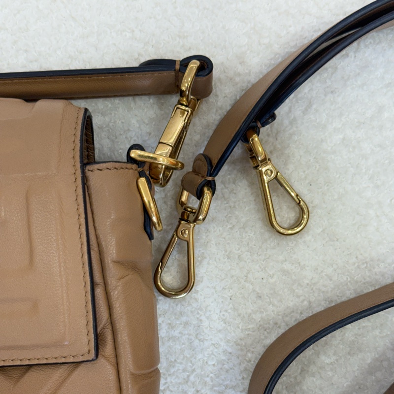 Fendi Baguette 經典壓紋奶茶色法棍包-5