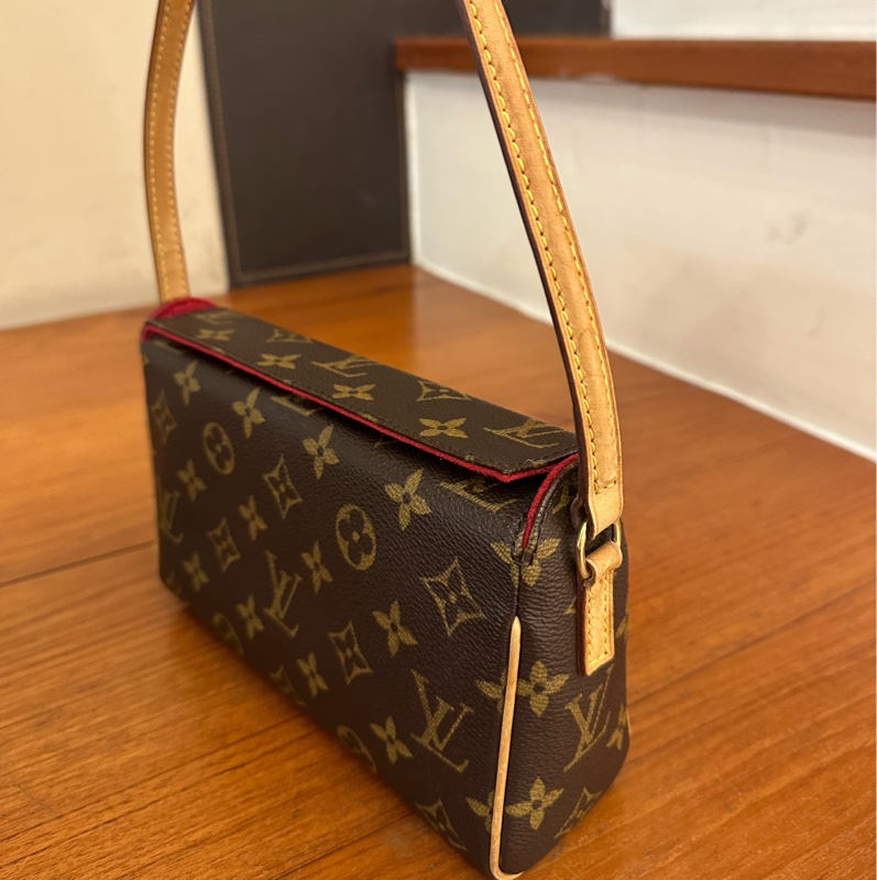 LV超級經典咖花紋小包-1