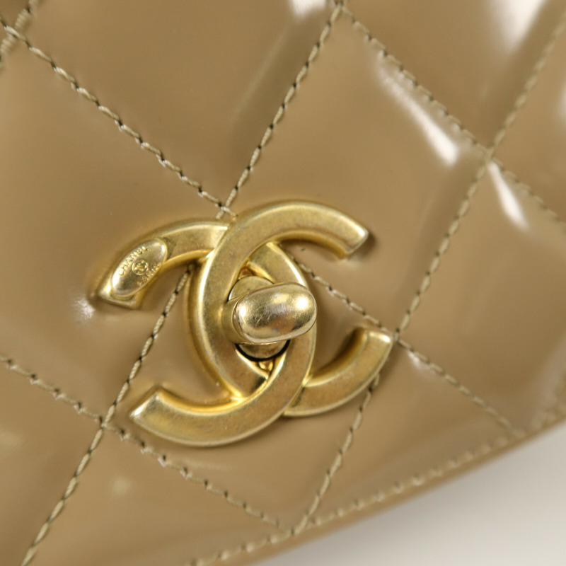 CHANEL 漆皮皮革Mini Messenger Bag肩背袋-8
