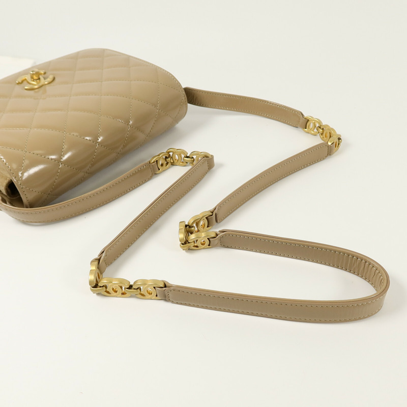 CHANEL 漆皮皮革Mini Messenger Bag肩背袋-11