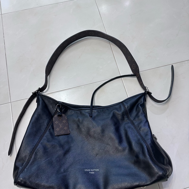 Lv carryall 黑武士 黑色斜背包-0