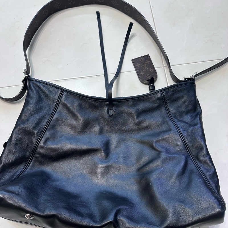 Lv carryall 黑武士 黑色斜背包-1