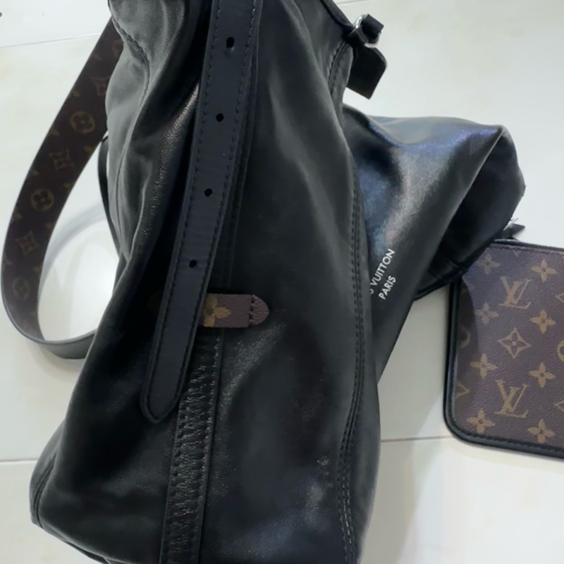 Lv carryall 黑武士 黑色斜背包-5