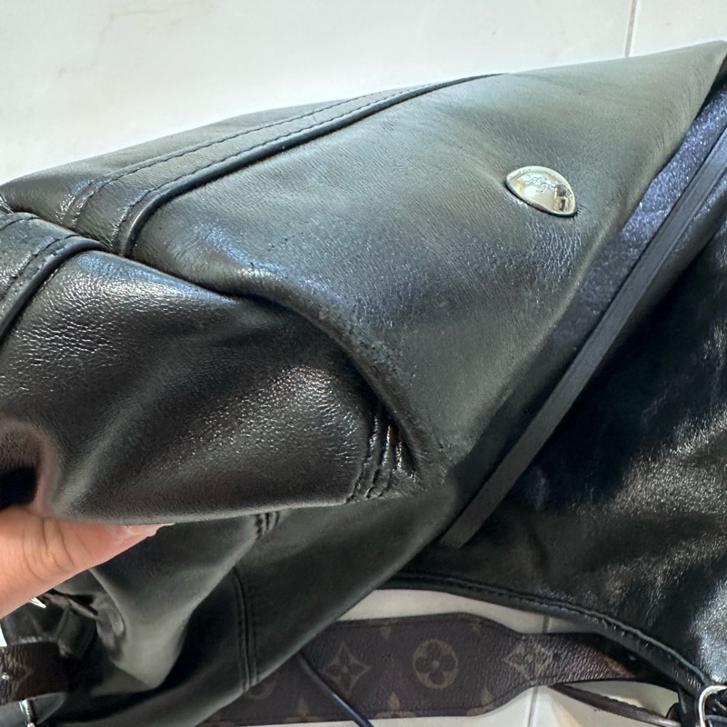 Lv carryall 黑武士 黑色斜背包-7