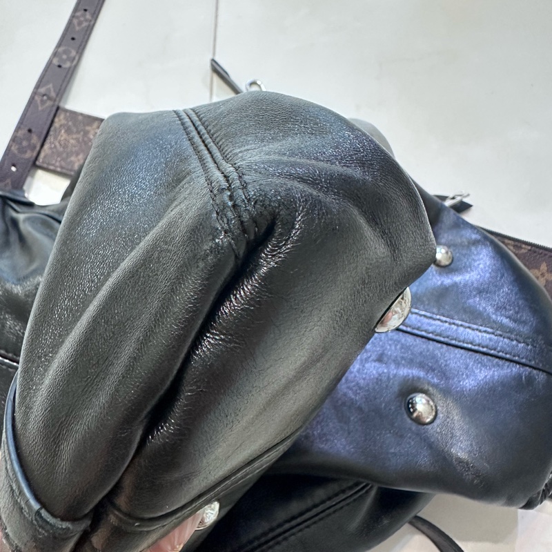 Lv carryall 黑武士 黑色斜背包-10