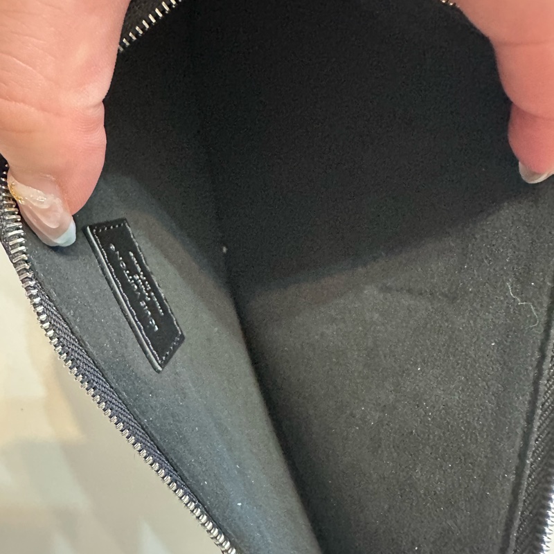 Lv carryall 黑武士 黑色斜背包-16