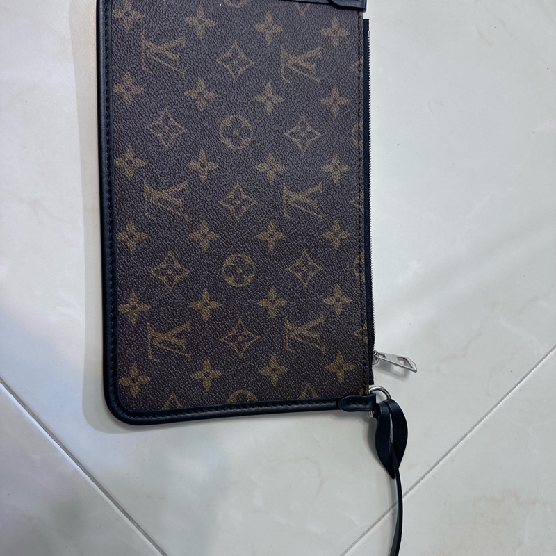 Lv carryall 黑武士 黑色斜背包-17