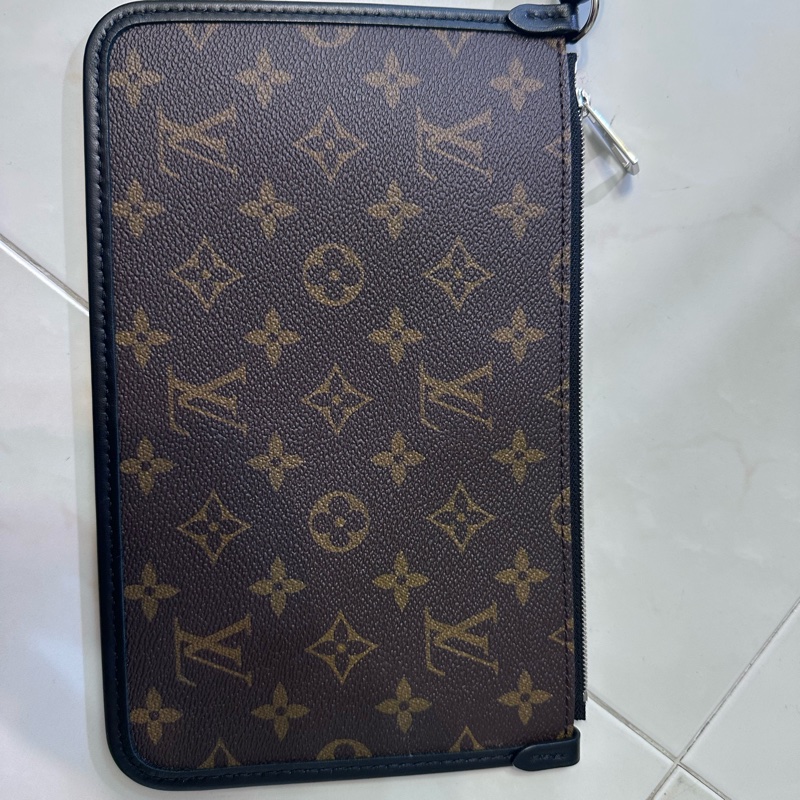 Lv carryall 黑武士 黑色斜背包-18