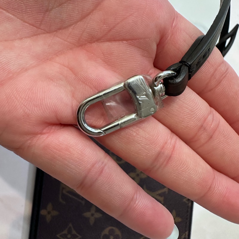 Lv carryall 黑武士 黑色斜背包-19