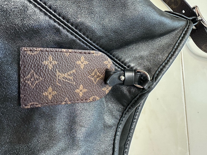 Lv carryall 黑武士 黑色斜背包-20
