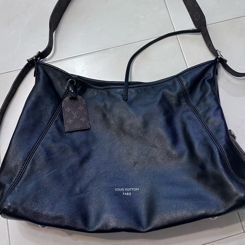 Lv carryall 黑武士 黑色斜背包-23