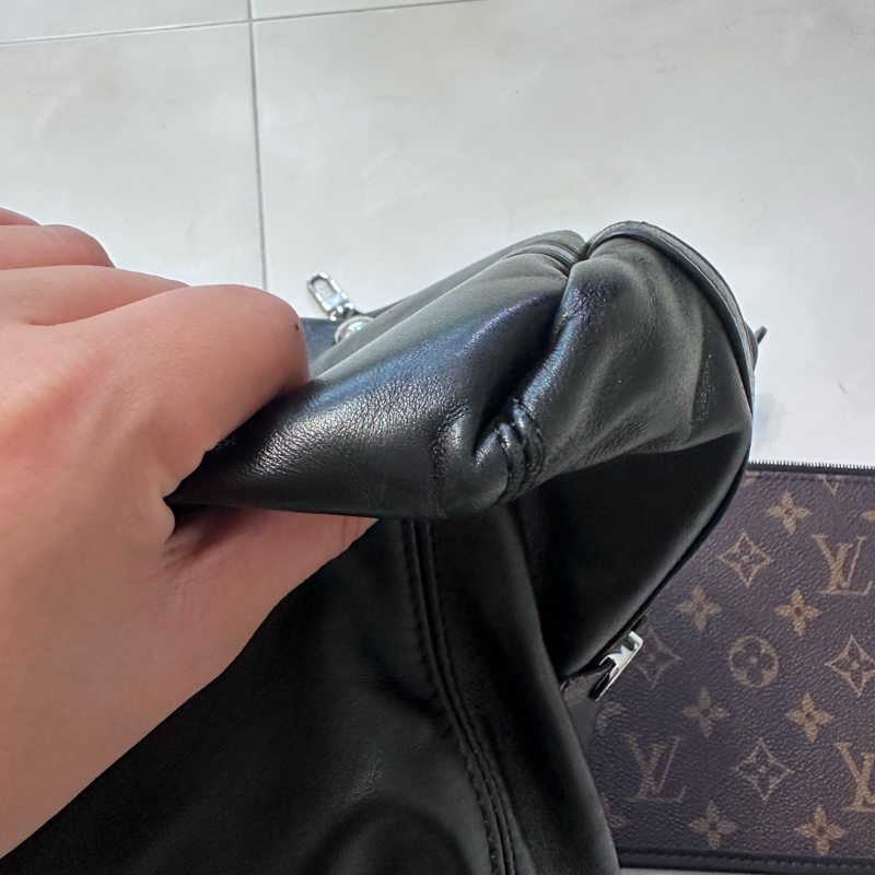 Lv carryall 黑武士 黑色斜背包-25