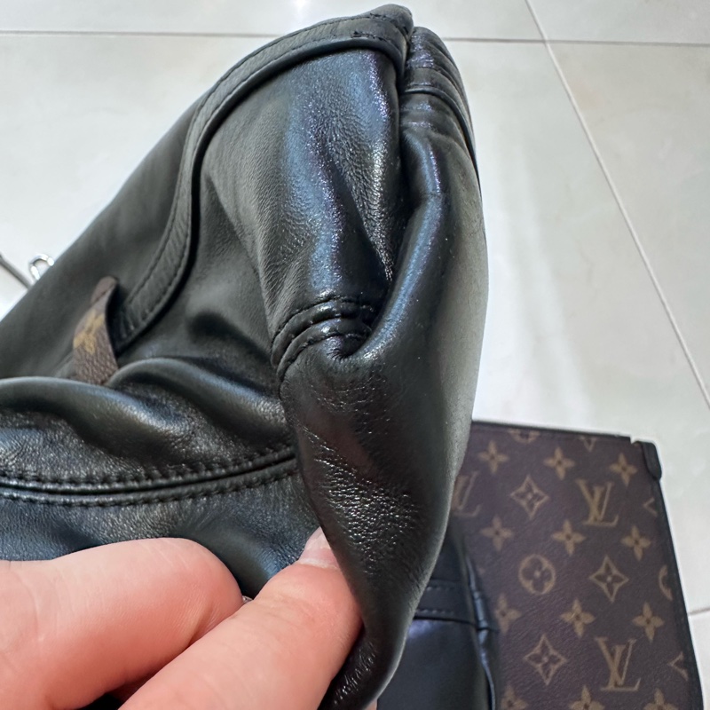 Lv carryall 黑武士 黑色斜背包-26