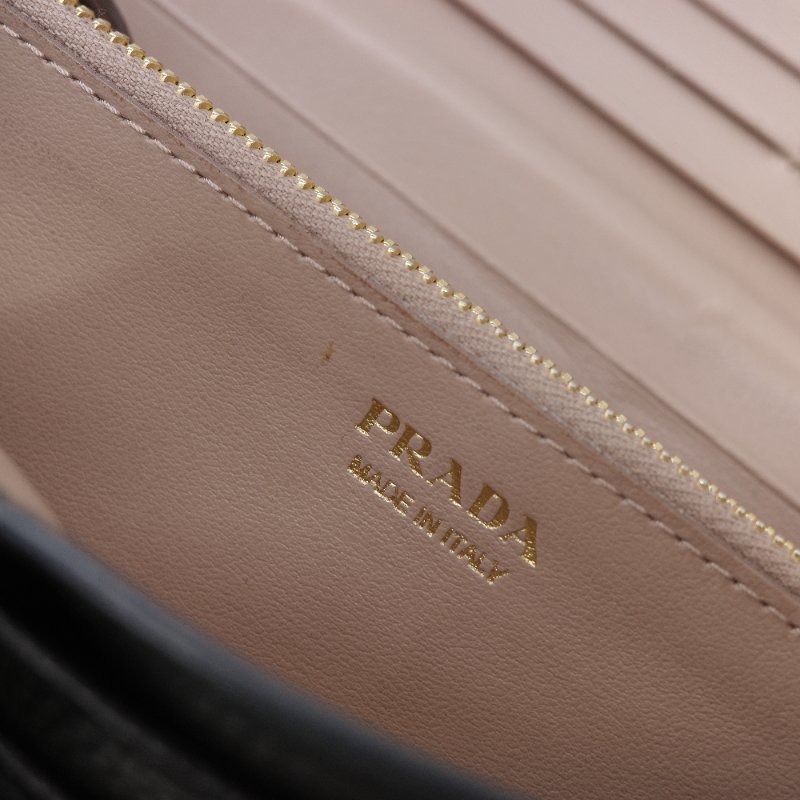 prada 黑色錢包-1