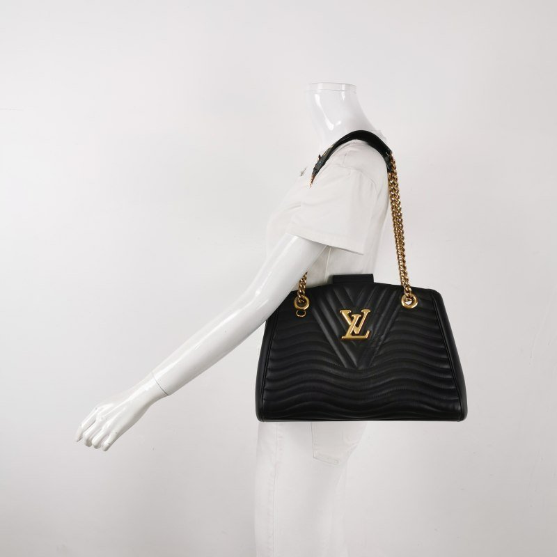 Louis Vuitton (LV) New Wave牛皮純色絎縫Logo標誌單肩包晶片款-1